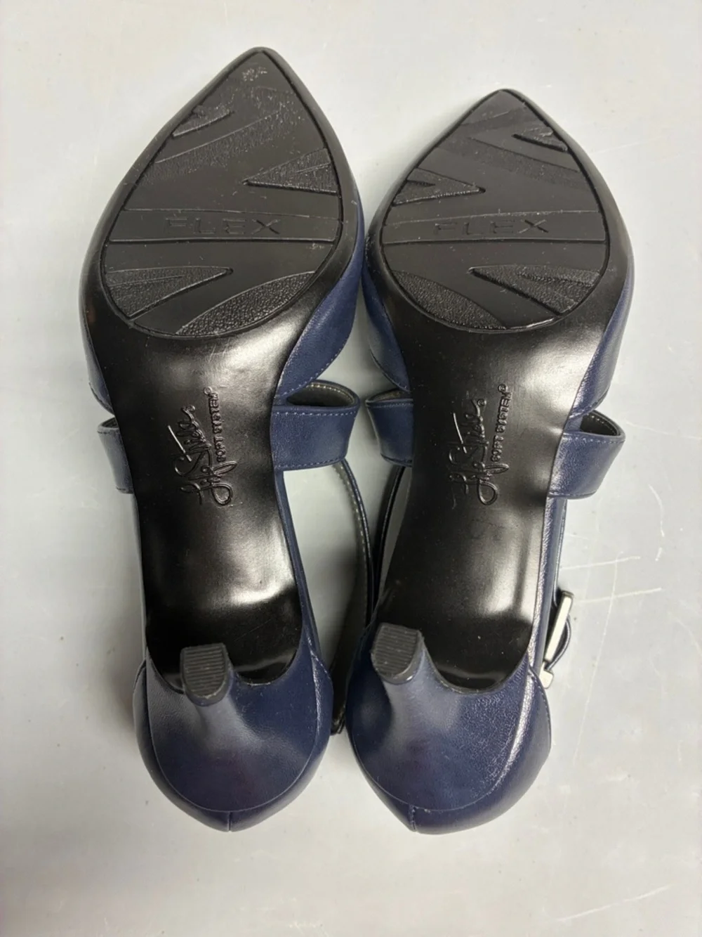 Life Stride Navy Pointy toe Pumps 6W
